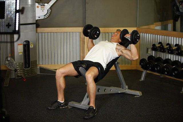 Incline Dumbbell Press – start position